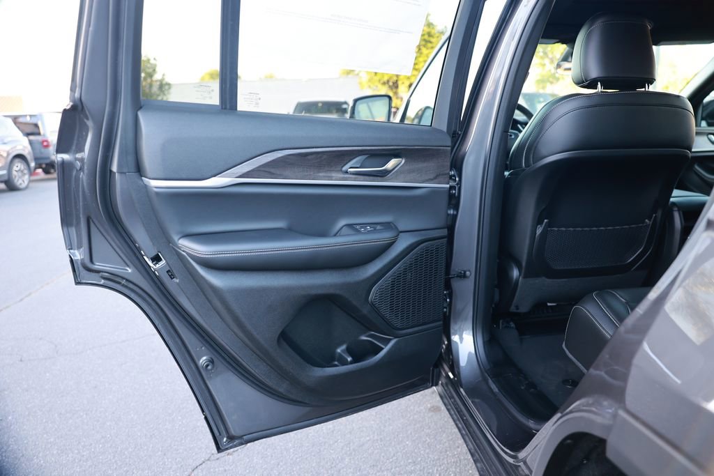 New 2025 Jeep Grand Cherokee Limited image 32