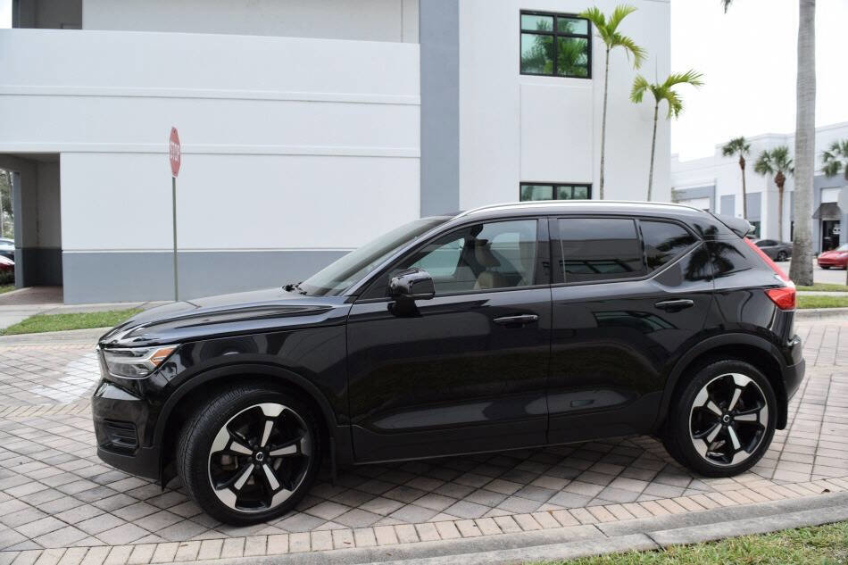 Used 2020 Volvo XC40 T5 Momentum w/ Protection Package Premier image 4