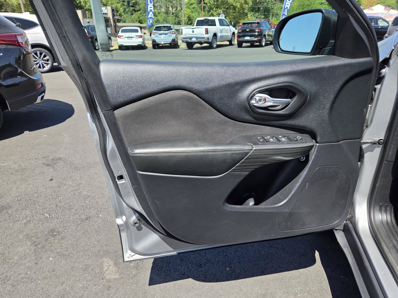 Used 2016 Jeep Cherokee Sport AWD/4WD image 12