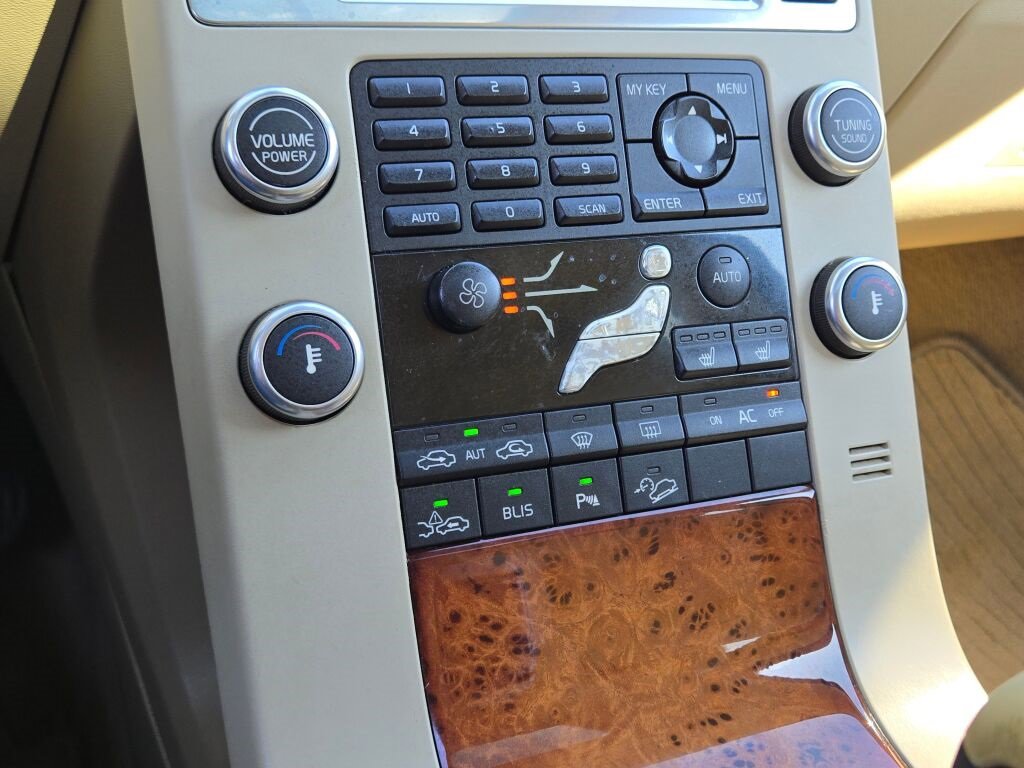 Used 2008 Volvo XC70 3.2 image 27