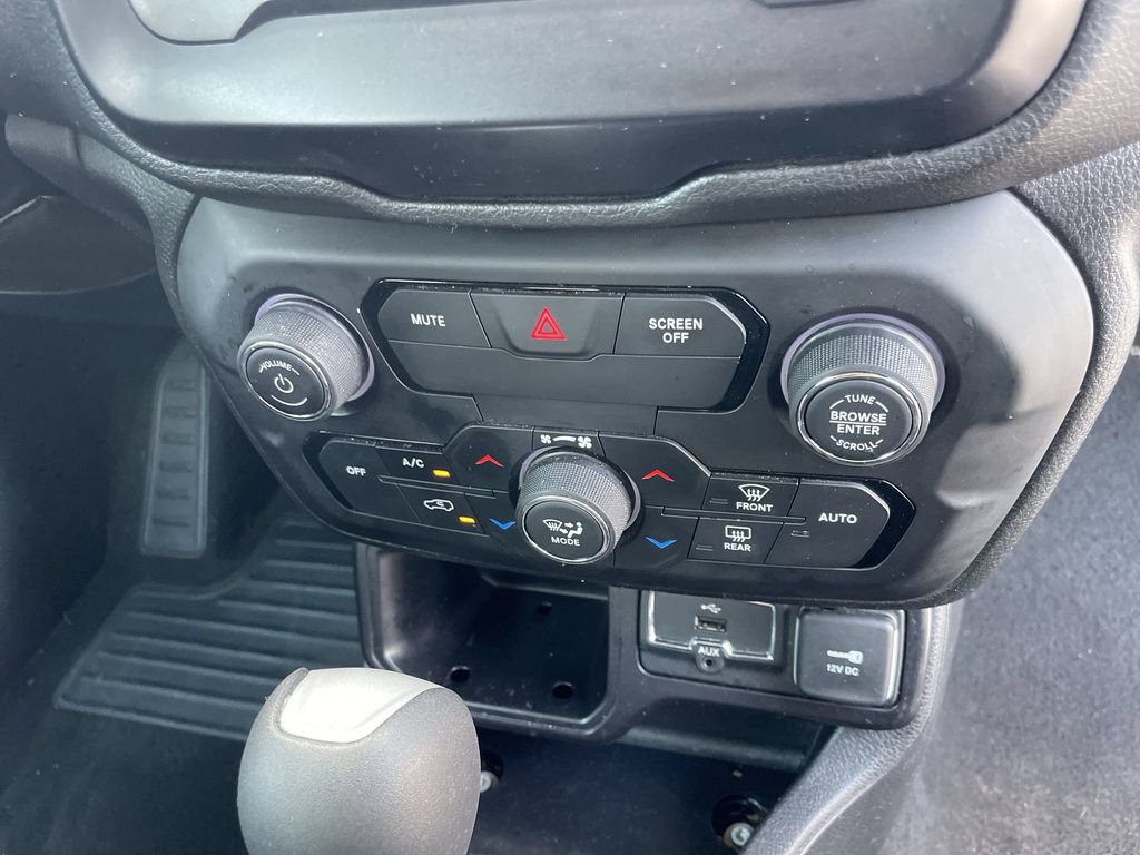 Used 2019 Jeep Renegade Latitude FWD image 26
