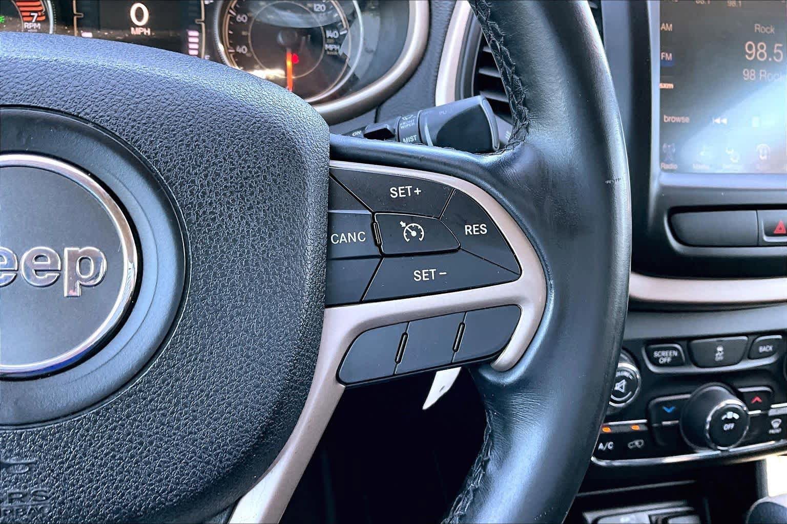 Used 2016 Jeep Cherokee Latitude FWD image 24
