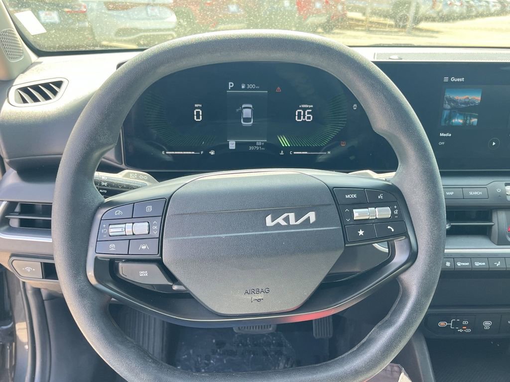 Used 2025 Kia K4 LXS image 23