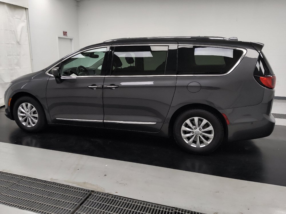 Used 2018 Chrysler Pacifica Touring-L Plus w/ Advanced Safetytec Group FWD image 3