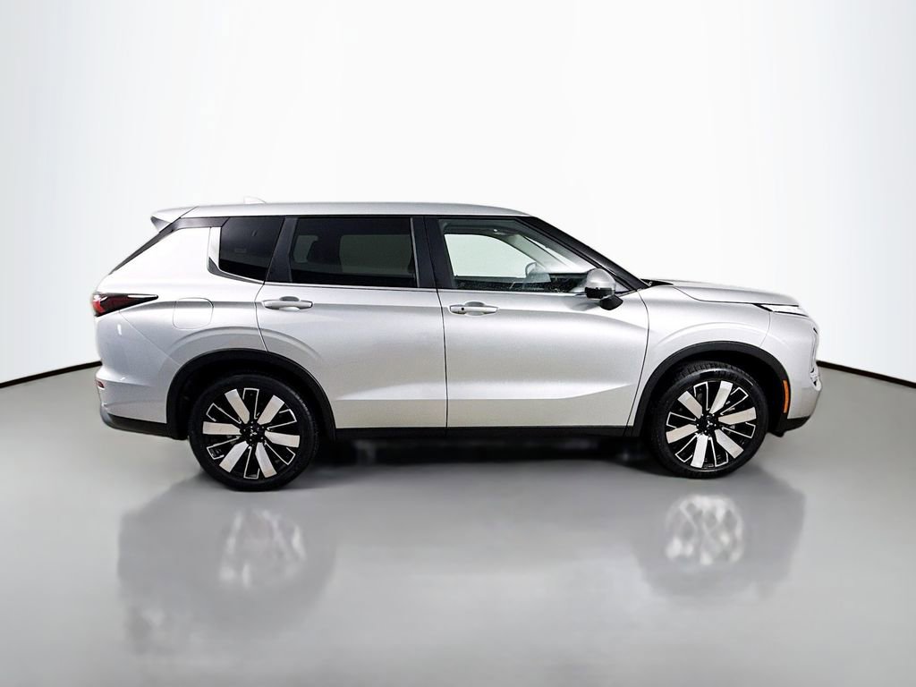 Used 2025 Mitsubishi Outlander SE image 8