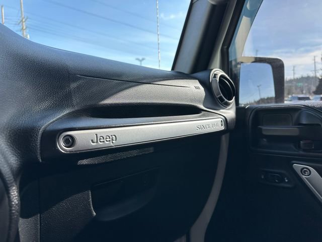 Used 2017 Jeep Wrangler Unlimited Sahara w/ Connectivity Group AWD/4WD image 20