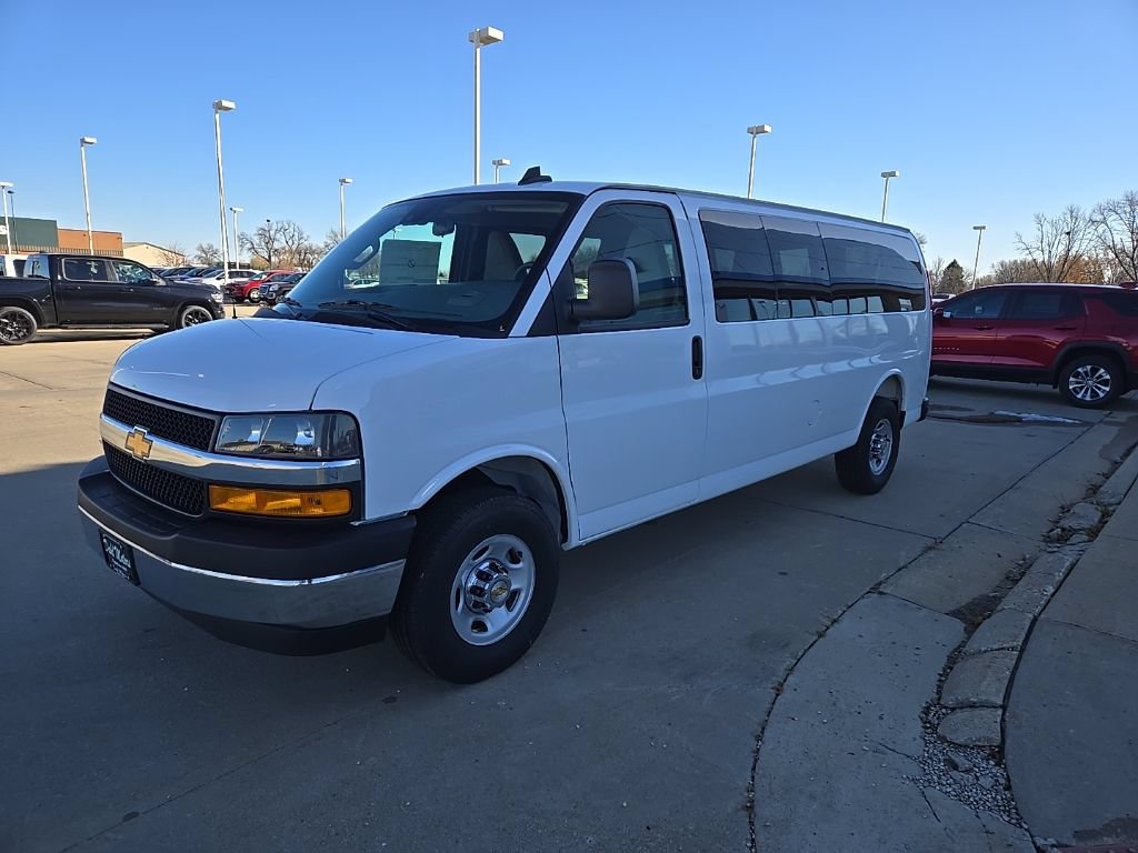 Used 2025 Chevrolet Express 3500 LT w/ LT Preferred Equipment Group RWD image 4