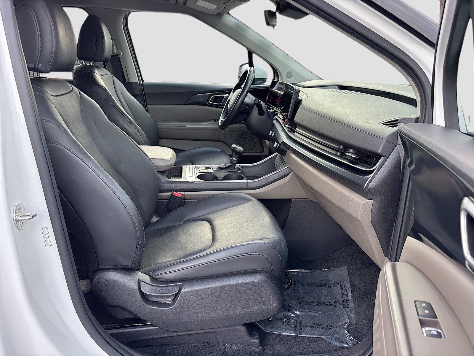 Used 2025 Kia Carnival FWD image 33