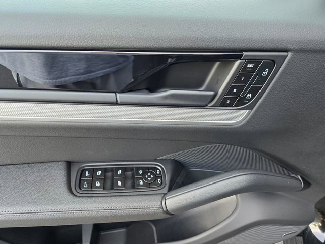 Used 2025 Porsche Cayenne image 21