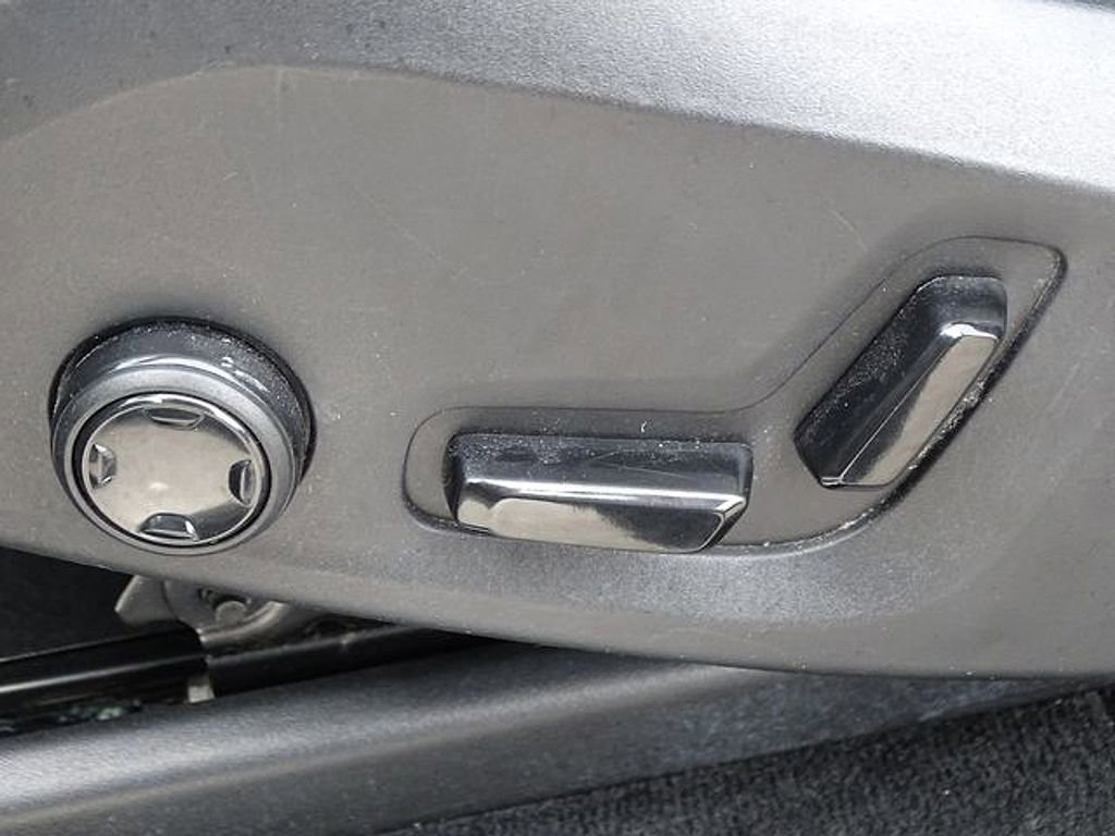 Used 2018 Volvo XC90 T6 Momentum w/ Convenience Package image 21