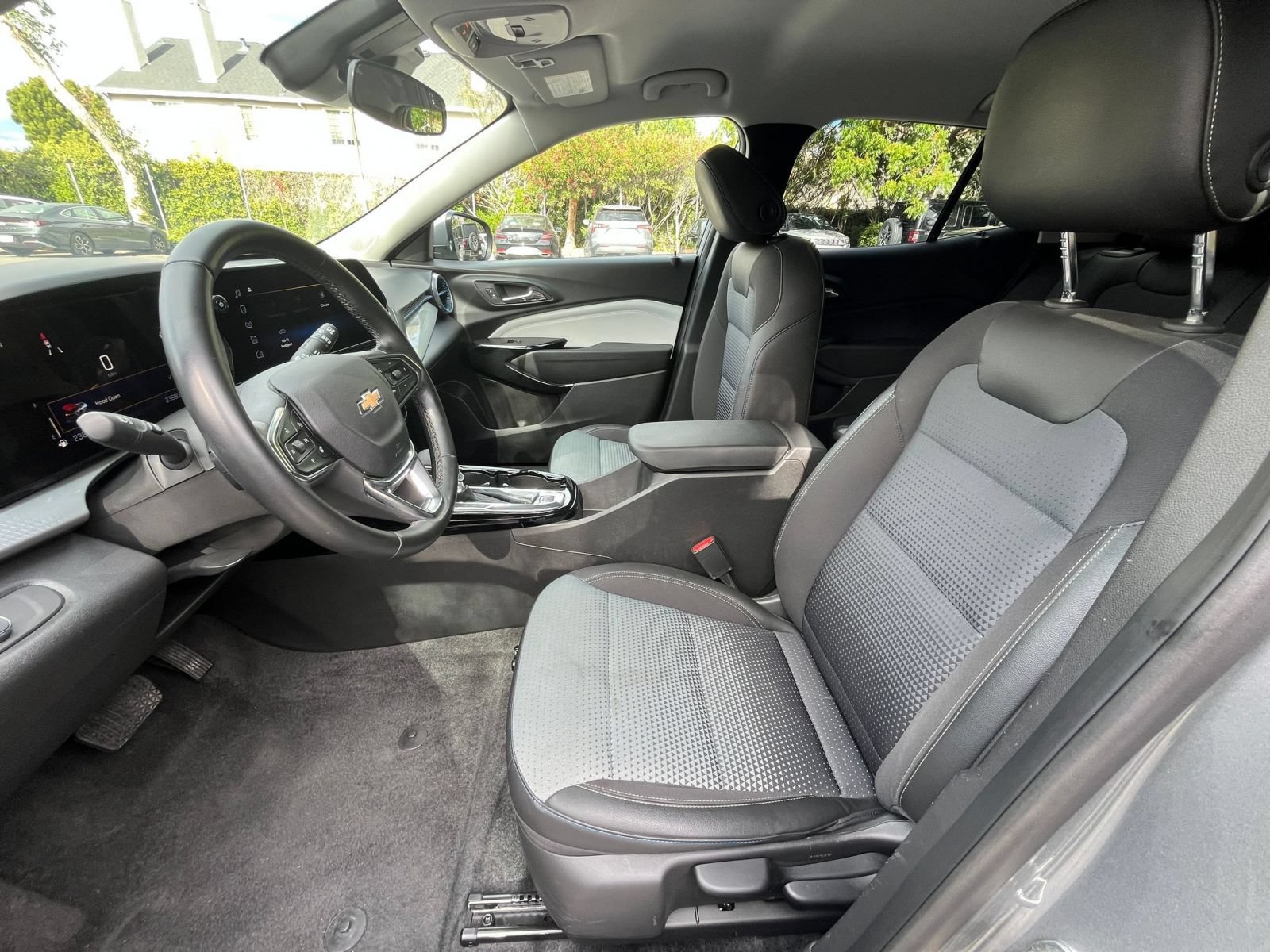 Used 2025 Chevrolet Trax LT w/ LT Convenience Package FWD image 25