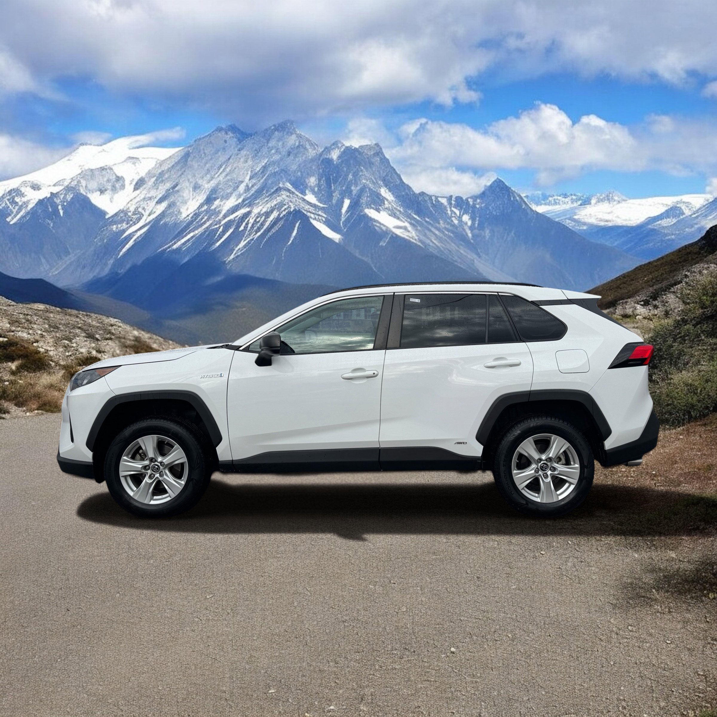 Used 2021 Toyota RAV4 LE AWD/4WD image 2