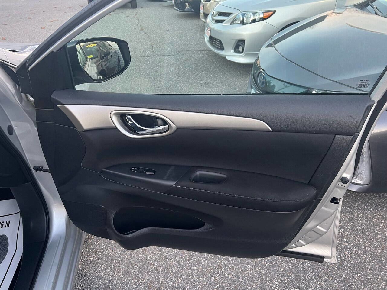 Used 2015 Nissan Sentra SV w/ Navigation Package FWD image 11