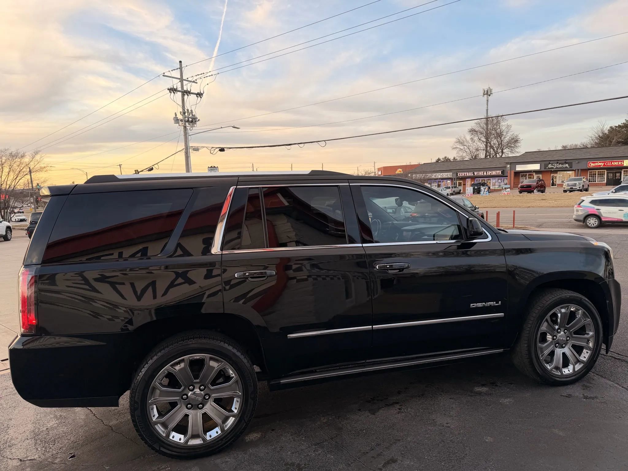 Used 2015 GMC Yukon Denali w/ Premium Package image 9