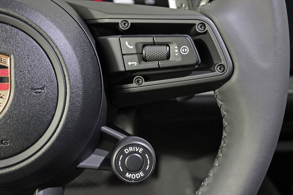 Used 2025 Porsche Cayenne Coupe image 25