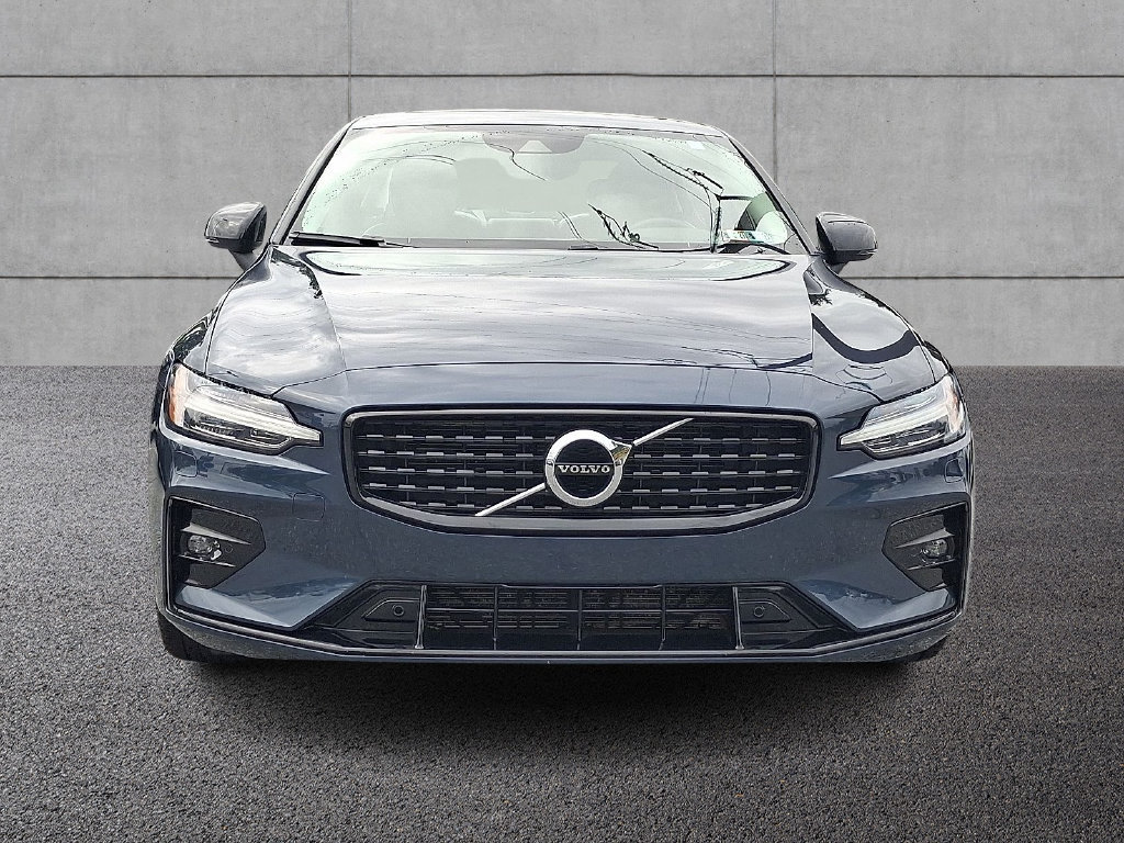 Used 2022 Volvo S60 B5 Momentum w/ Premium Package FWD image 2