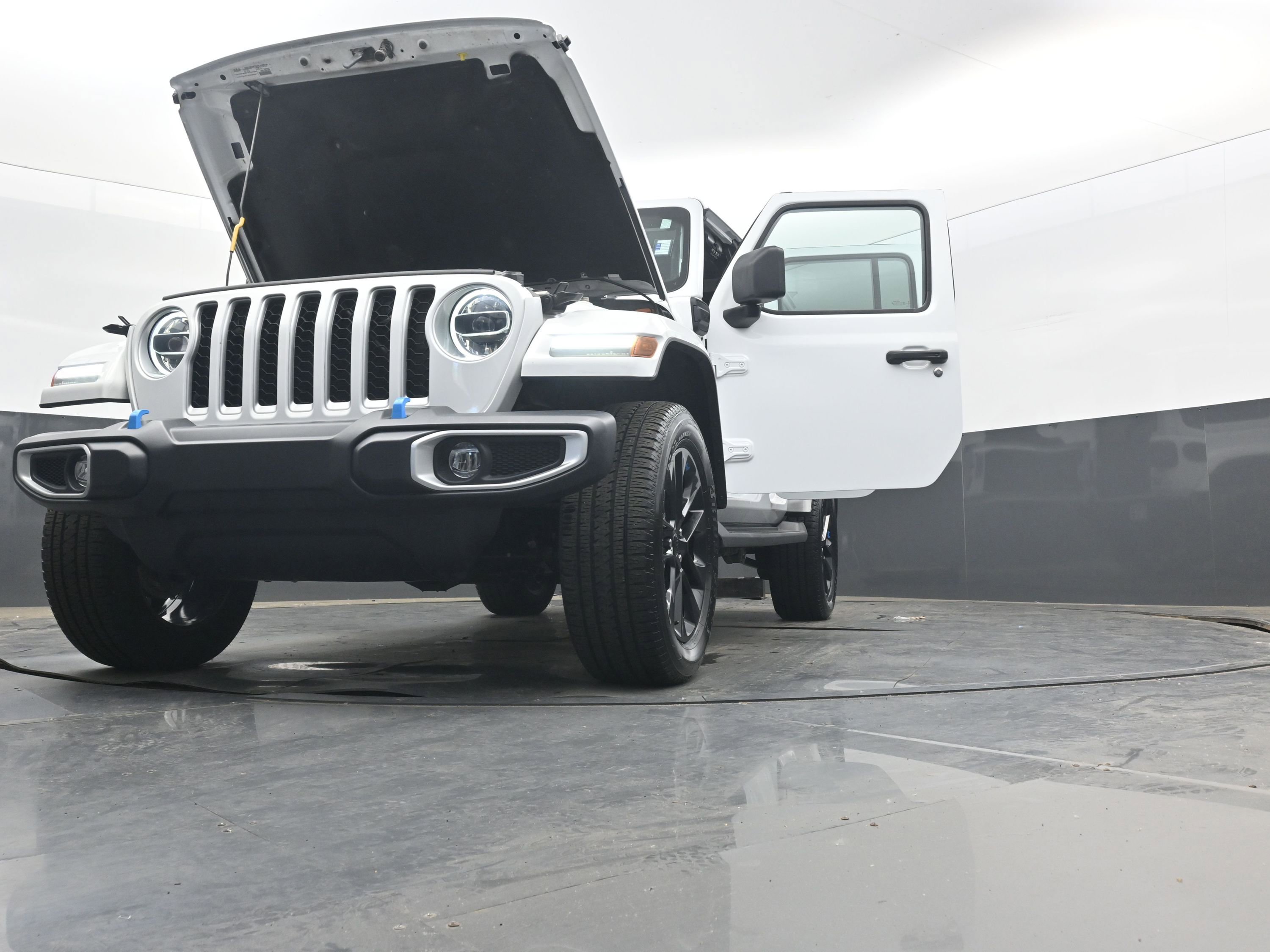 Used 2022 Jeep Wrangler Unlimited Sahara w/ Cold Weather Group AWD/4WD image 43