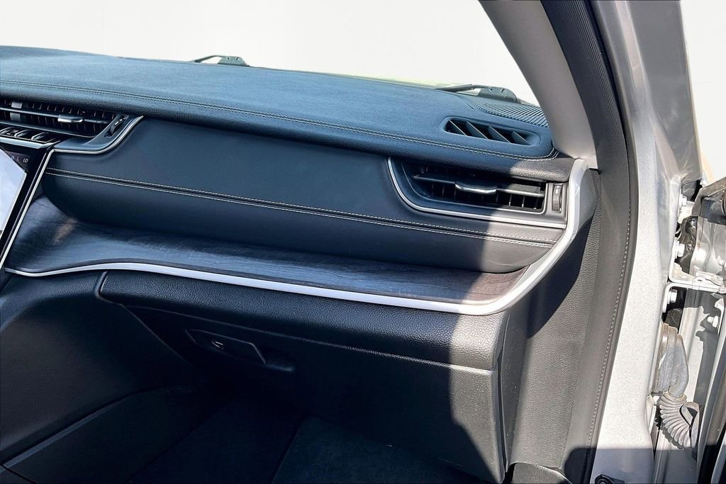 Used 2023 Jeep Grand Cherokee Limited image 17