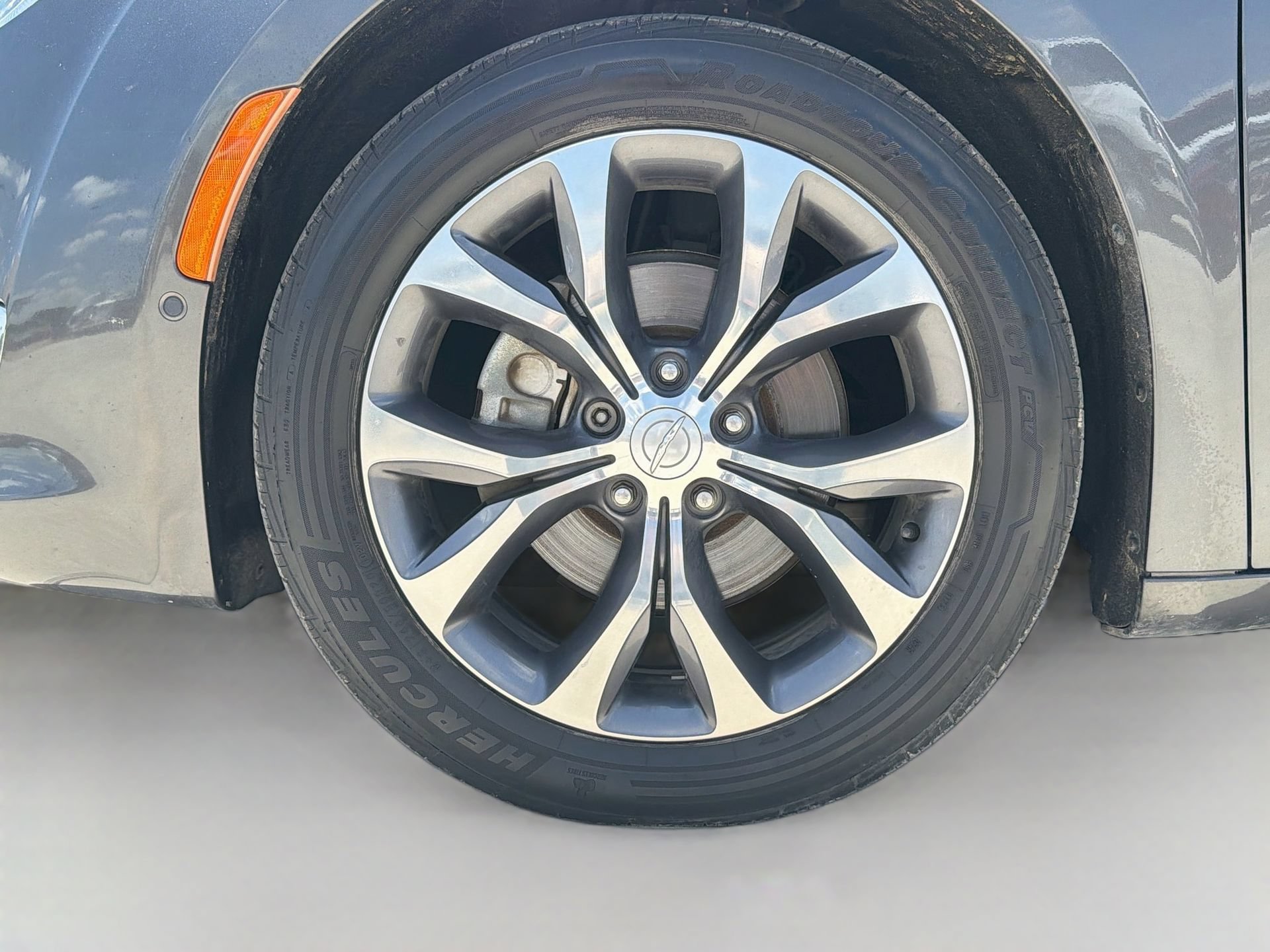 Used 2018 Chrysler Pacifica Limited w/ Tire & Wheel Group FWD image 39