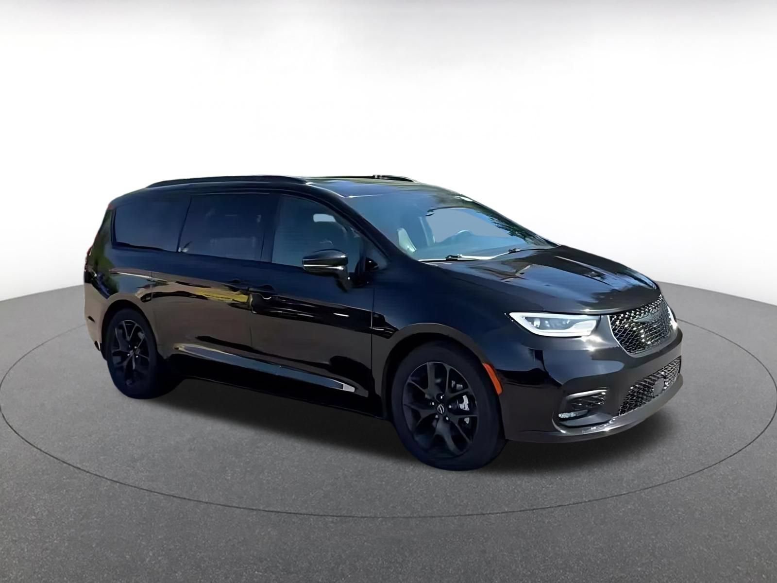 Used 2025 Chrysler Pacifica Limited FWD image 2