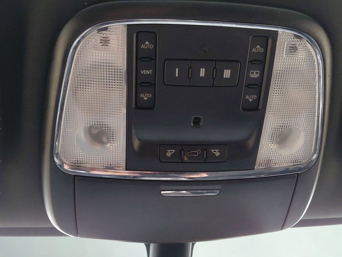 Used 2015 Jeep Grand Cherokee Limited w/ Luxury Group II image 32