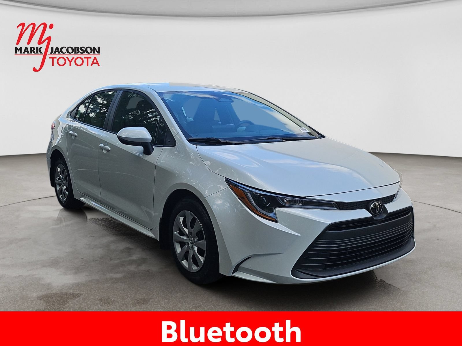 Used 2026 Toyota Corolla LE FWD image 5
