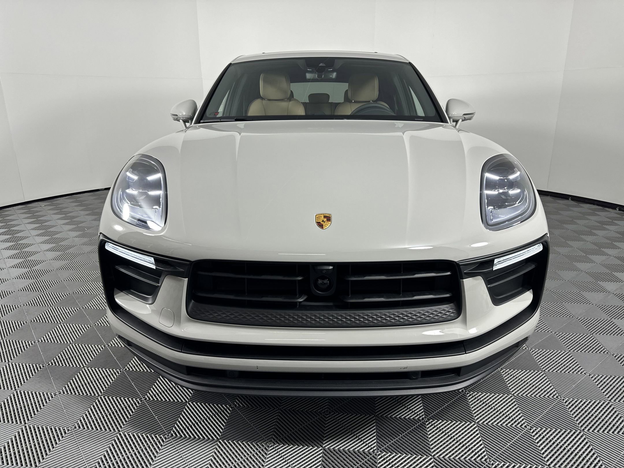 Certified 2025 Porsche Macan image 10