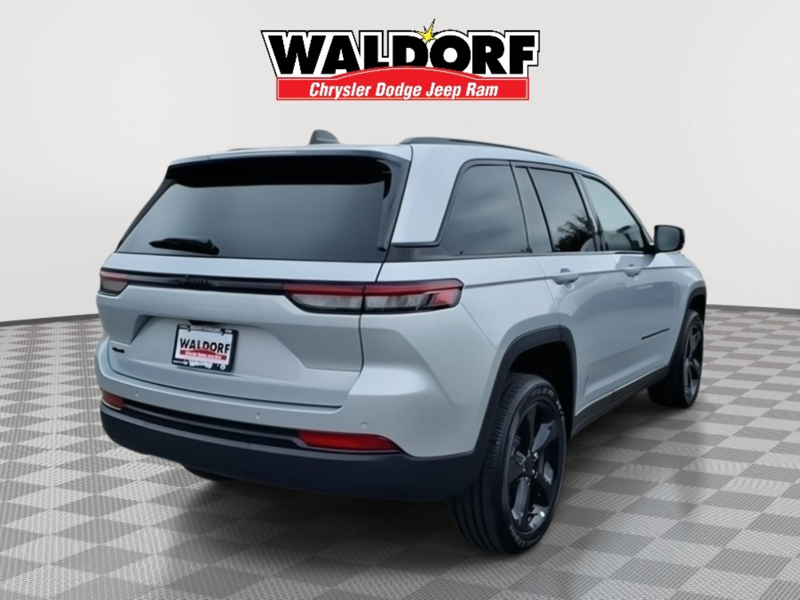 Used 2025 Jeep Grand Cherokee Altitude AWD/4WD image 3