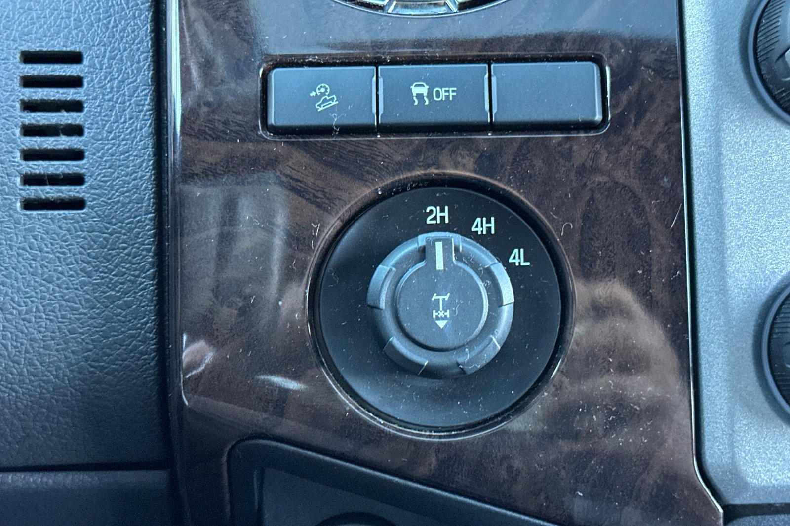 Used 2015 Ford F250 Platinum w/ FX4 Off-Road Package image 25