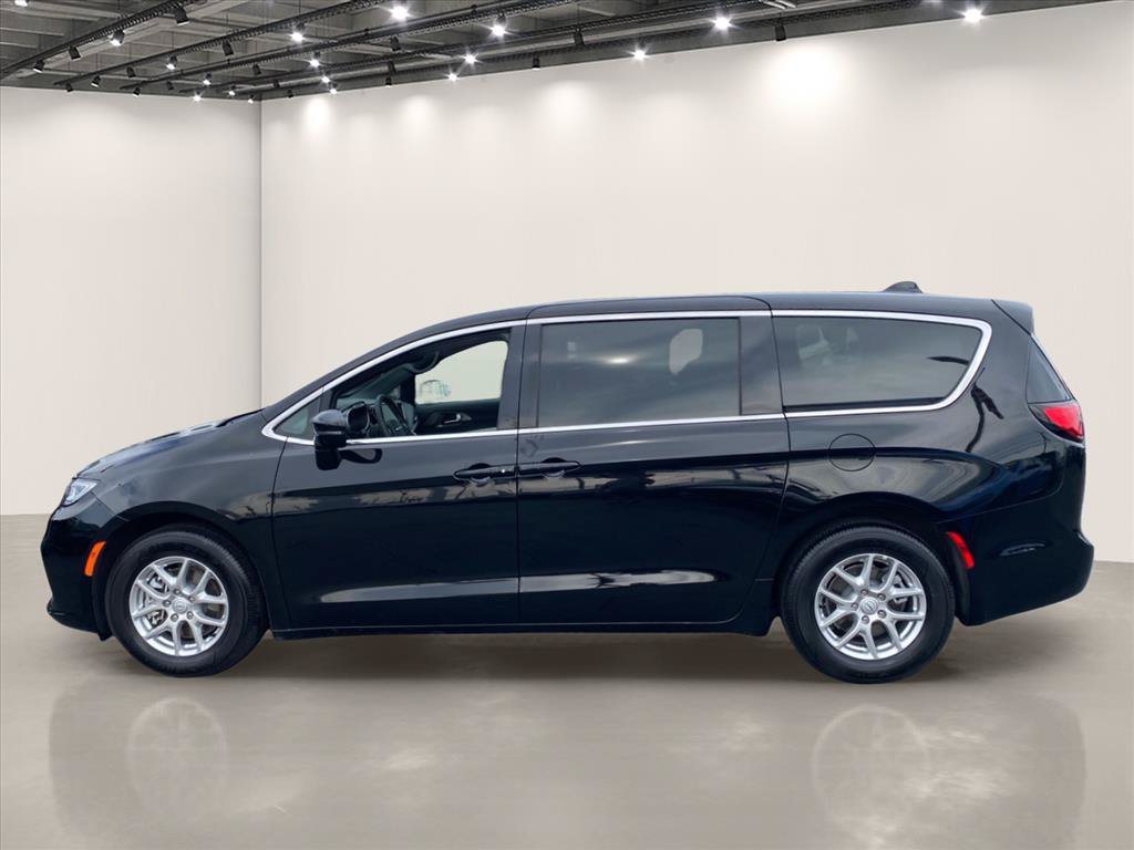 Used 2026 Chrysler Pacifica Select FWD image 4