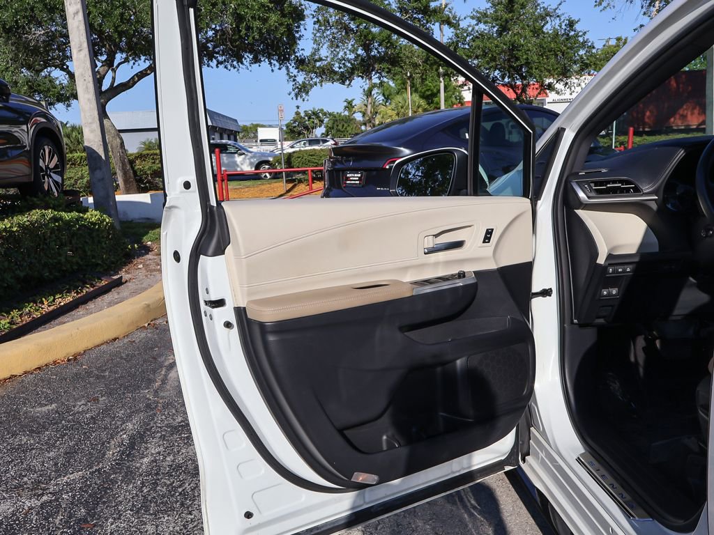 Used 2023 Toyota Sienna Limited FWD image 26