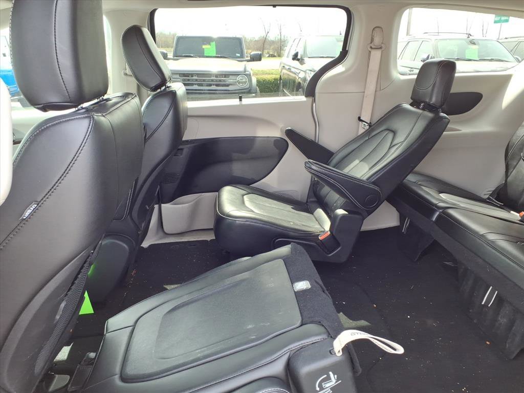 Used 2024 Chrysler Pacifica Touring-L image 27