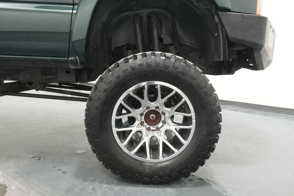 Used 2004 Chevrolet Silverado 2500 LS w/ Skid Plate Package AWD/4WD image 11