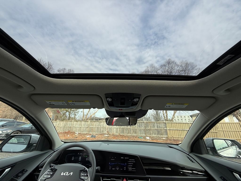 Certified 2025 Kia Niro EX Touring image 25