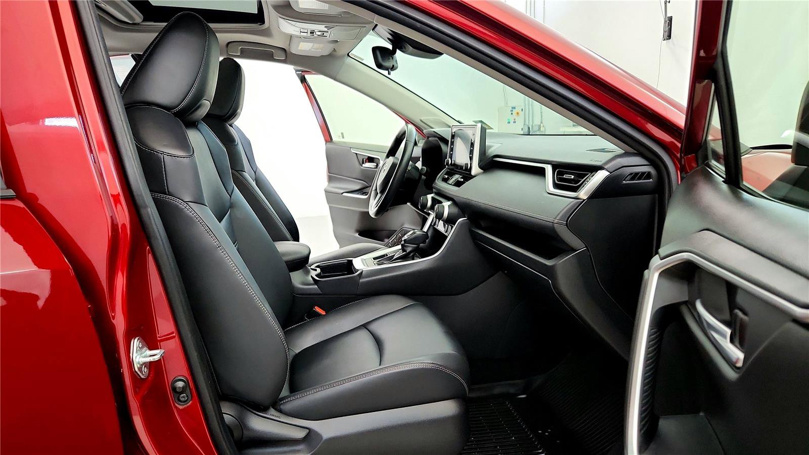 Used 2020 Toyota RAV4 XLE Premium image 17