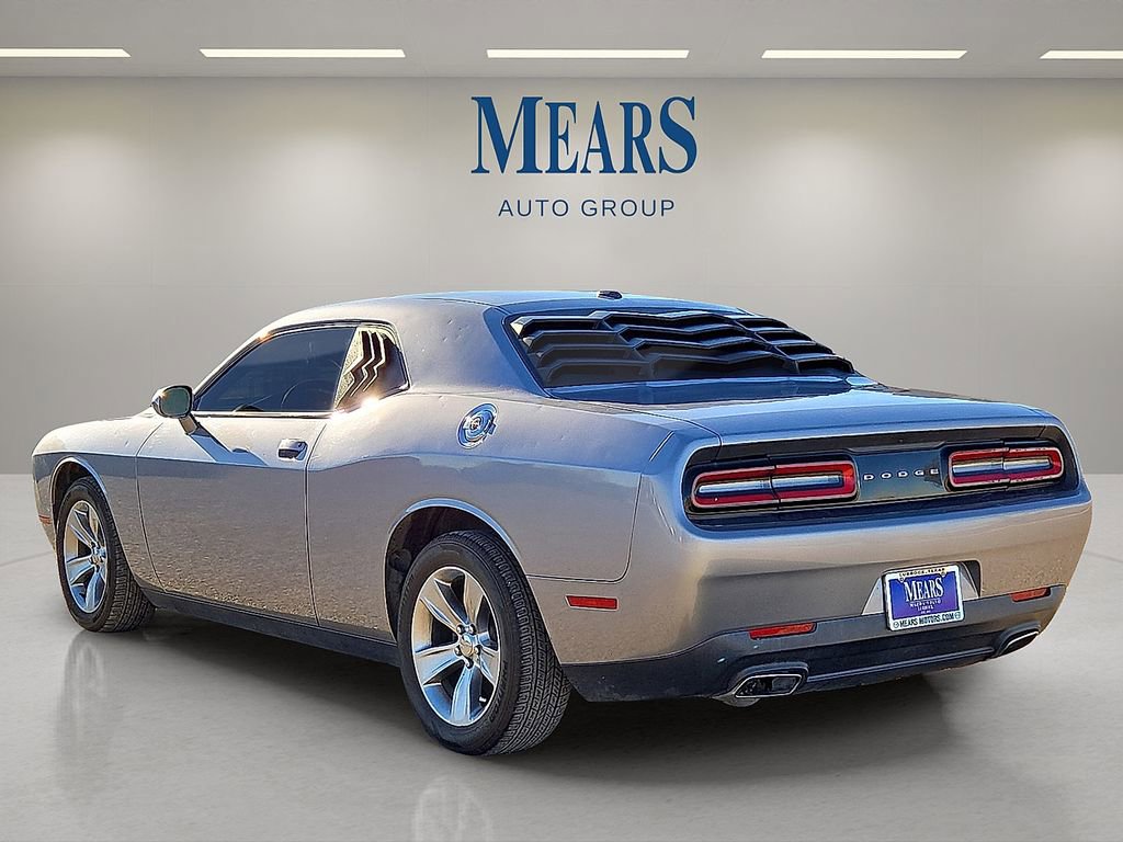 Used 2015 Dodge Challenger SXT image 3