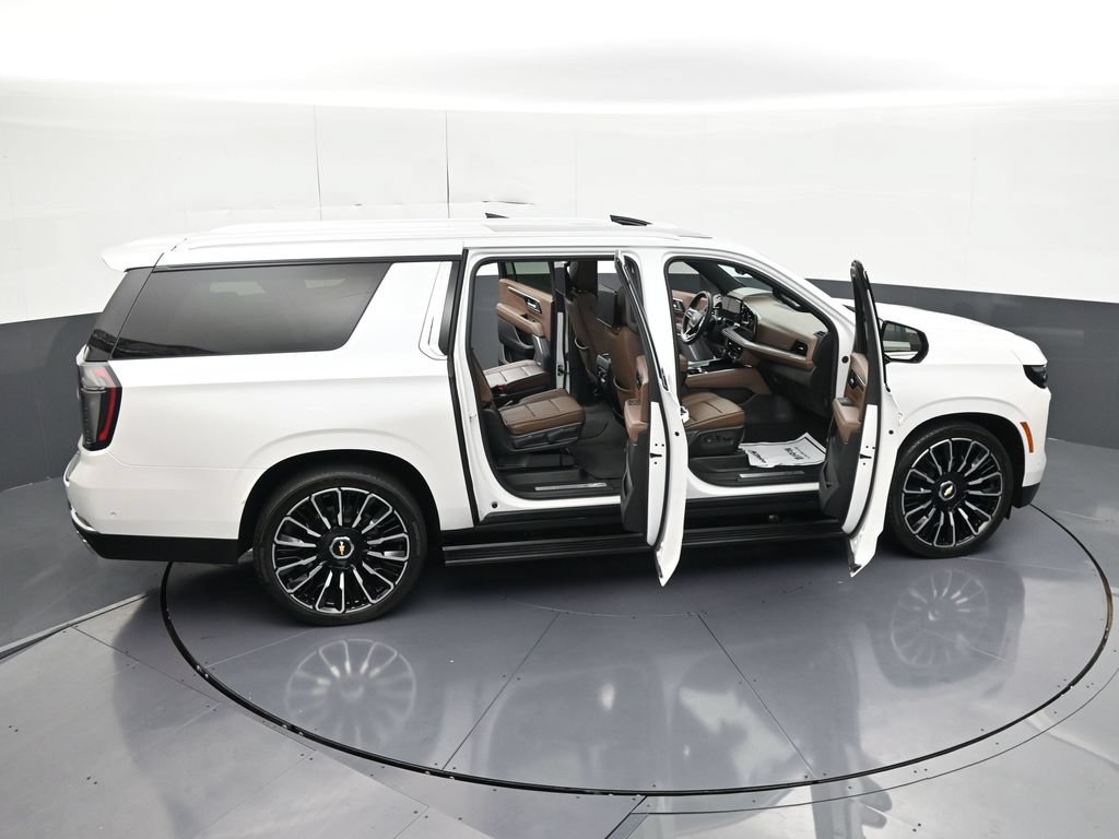 Used 2025 Chevrolet Suburban High Country AWD/4WD image 36