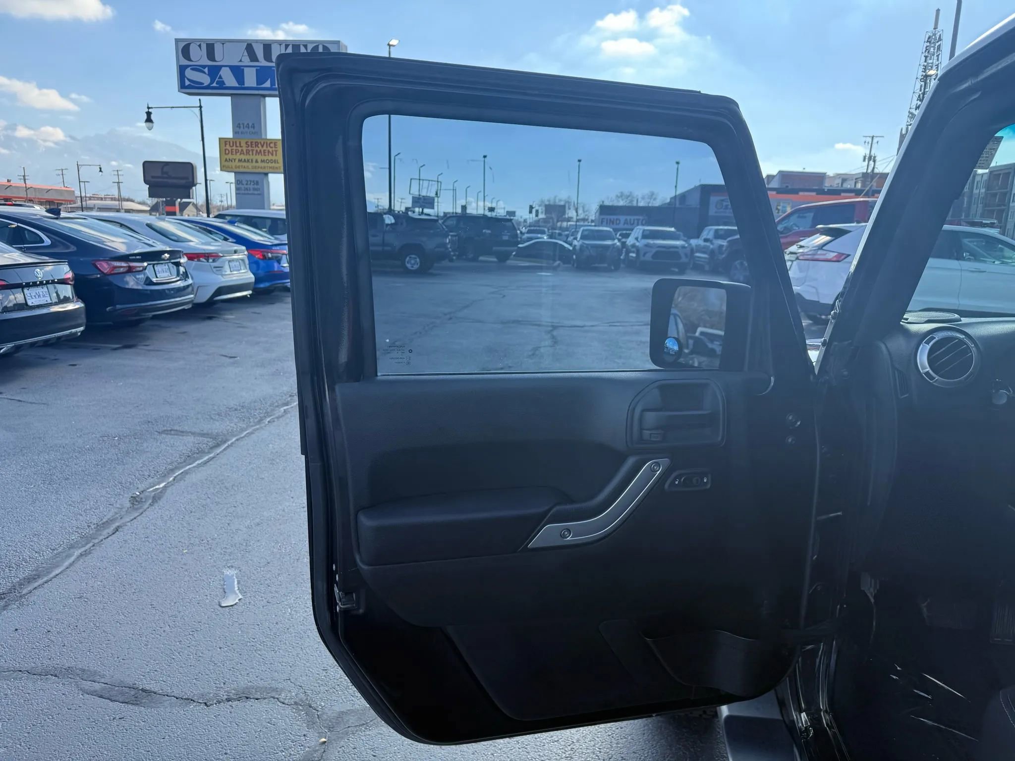 Used 2018 Jeep Wrangler Unlimited Sahara w/ Connectivity Group image 24