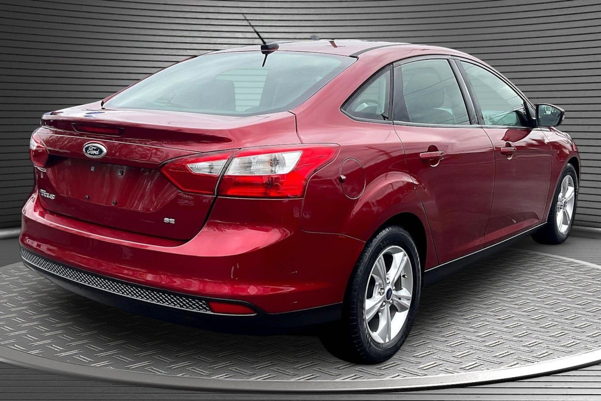Used 2013 Ford Focus SE w/ SE Winter Pkg FWD image 6