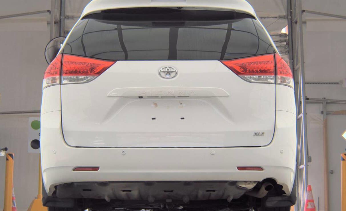 Used 2014 Toyota Sienna XLE image 9