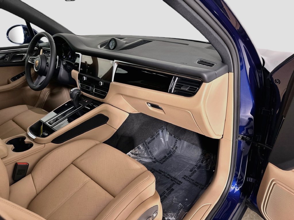 Certified 2026 Porsche Macan AWD/4WD image 31