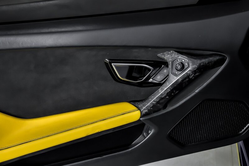 Used 2021 Lamborghini Huracan EVO RWD image 20