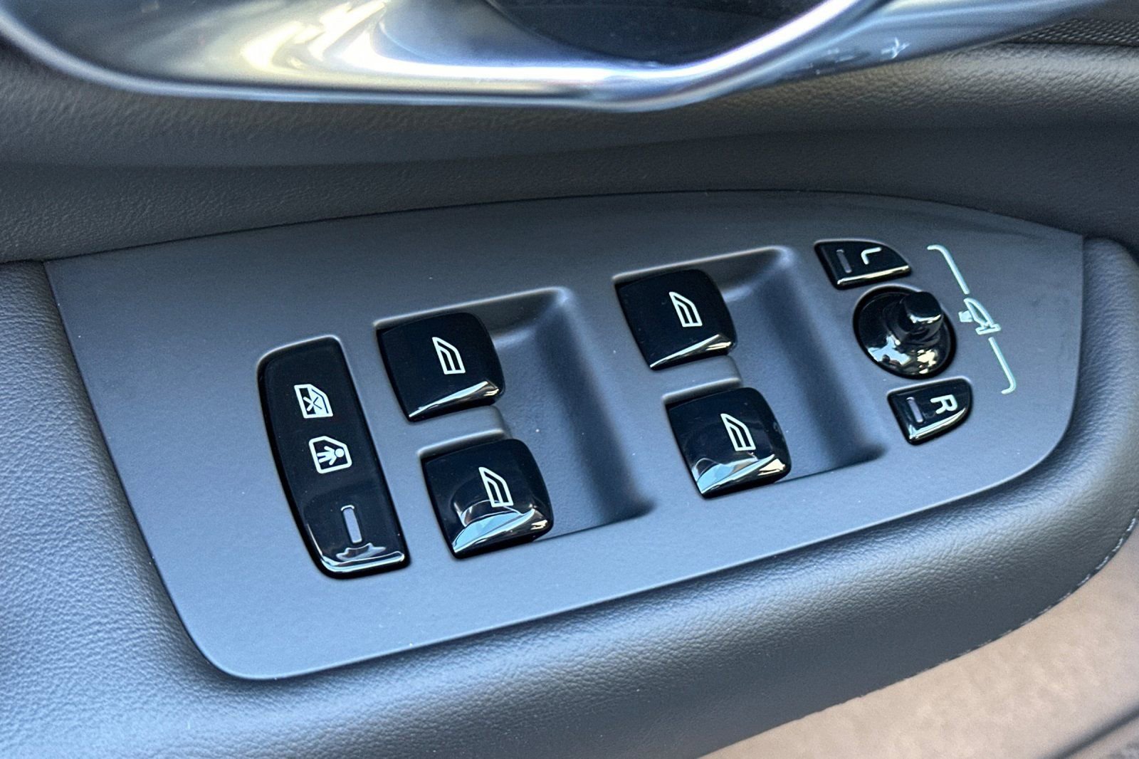 Used 2025 Volvo XC90 T8 Core w/ Climate Package image 16