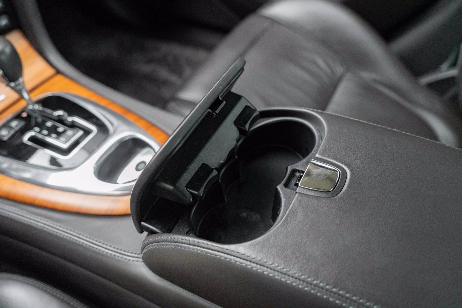 Used 2006 Jaguar XJ Vanden Plas Super V8 Portfolio RWD image 34