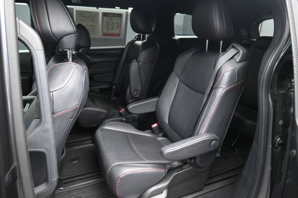 Used 2025 Toyota Sienna XSE w/ XSE Plus Package FWD image 11
