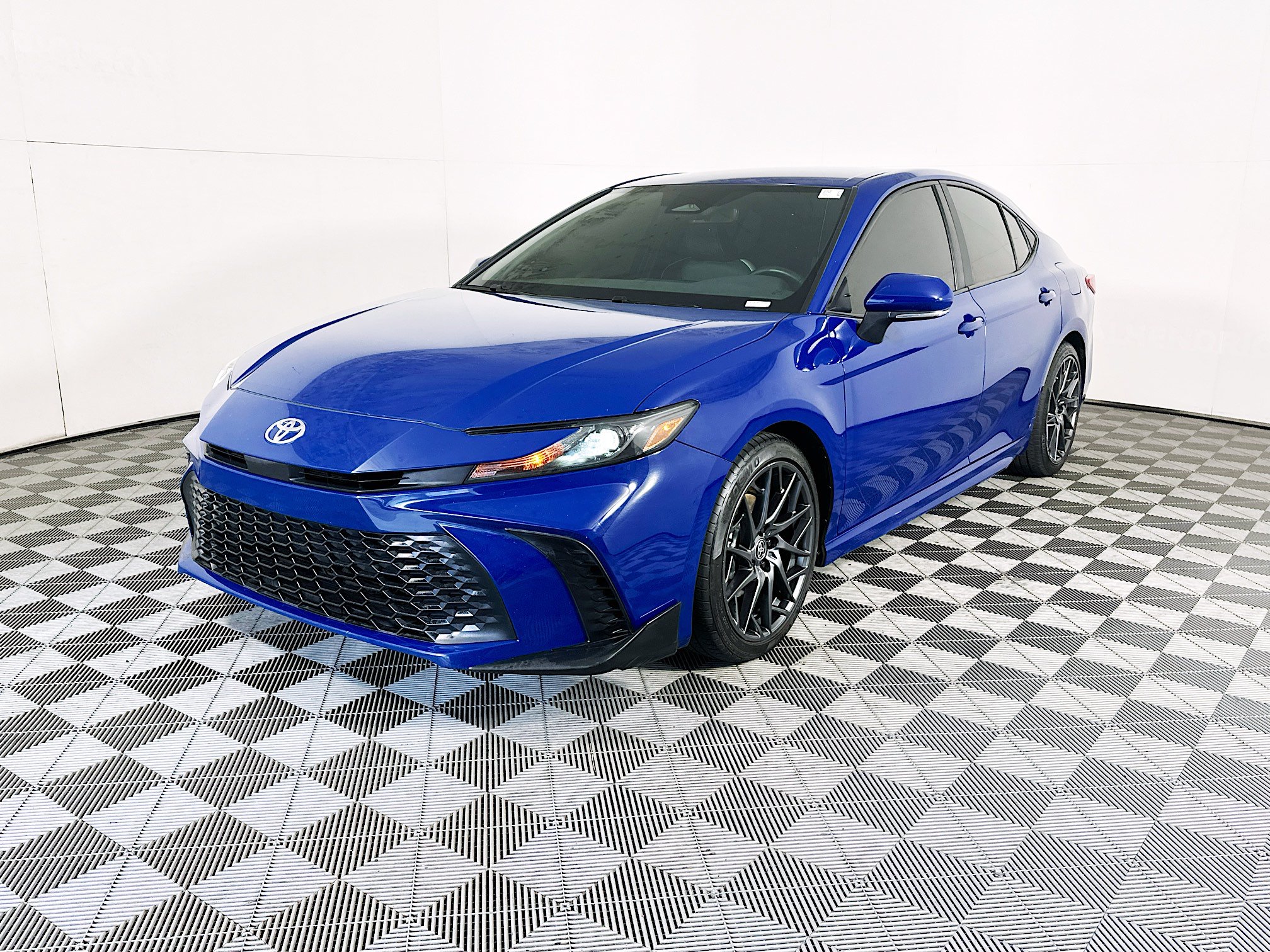 Used 2025 Toyota Camry SE w/ Convenience Package FWD image 7