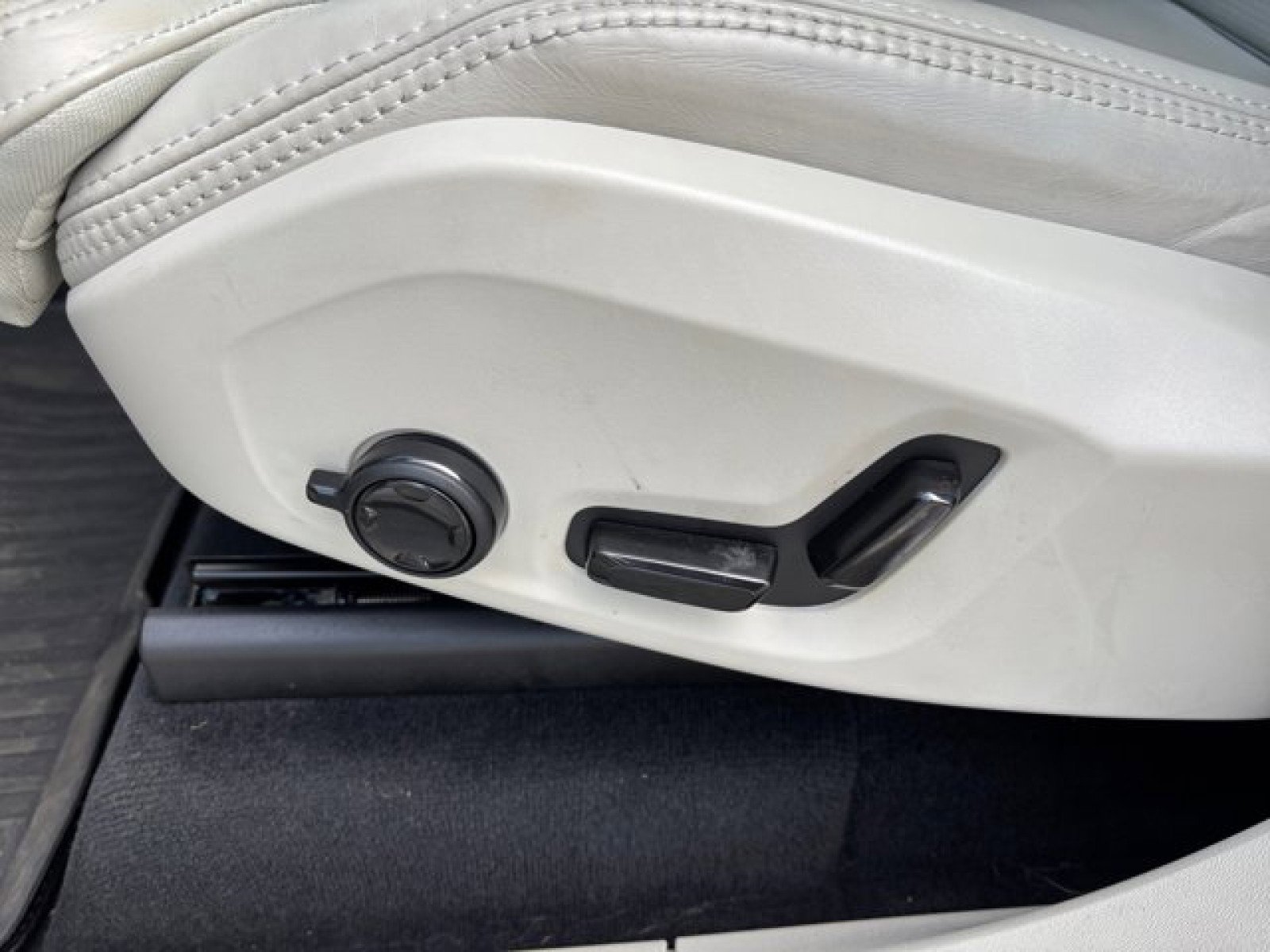 Used 2023 Volvo XC90 B6 Ultimate w/ Protection Package image 11