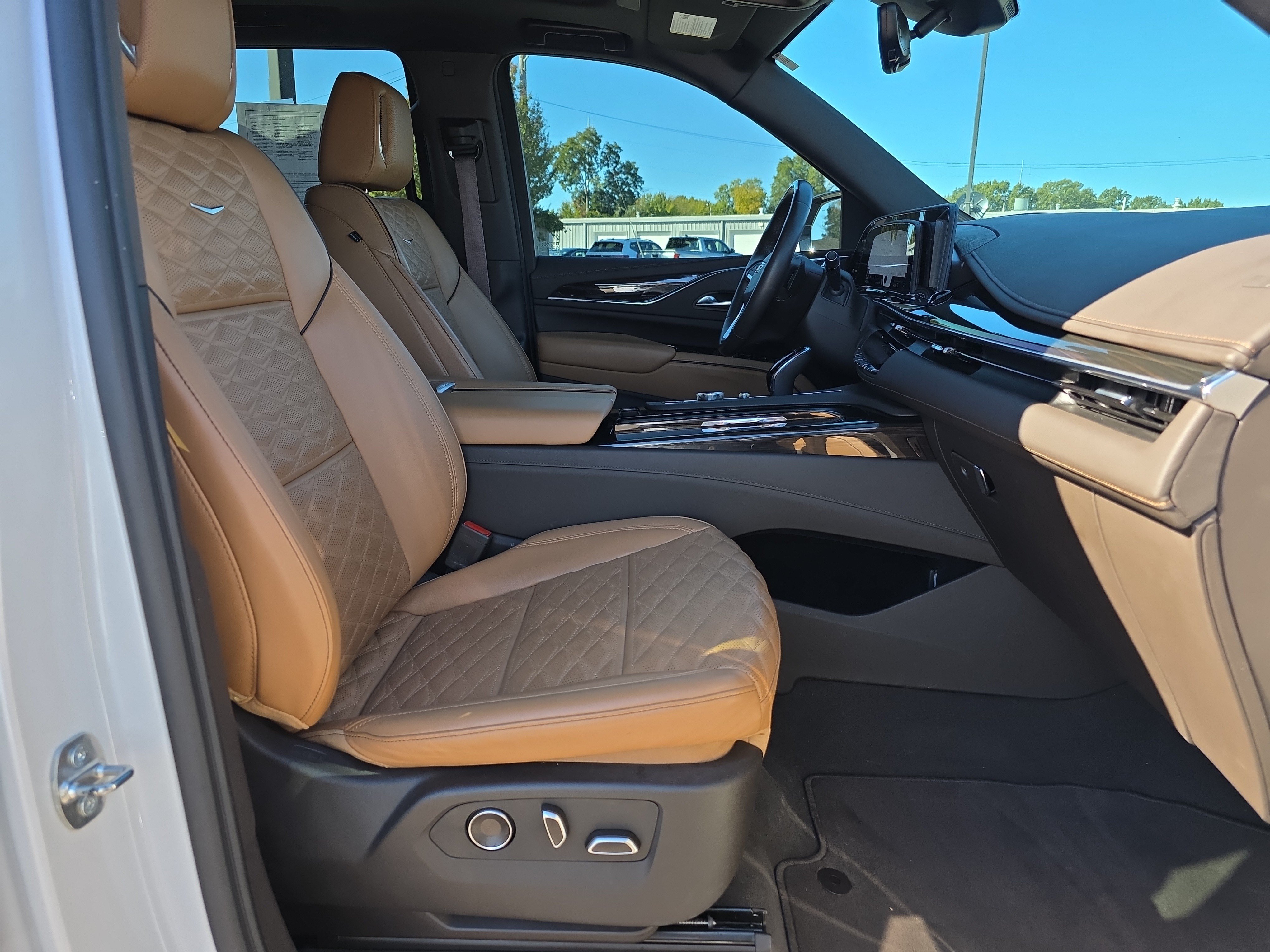 Used 2023 Cadillac Escalade Sport w/ LPO, ONYX Package AWD/4WD image 17