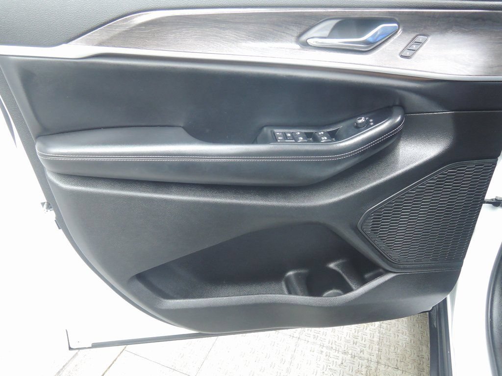 Used 2024 Jeep Grand Cherokee L Limited AWD/4WD image 25