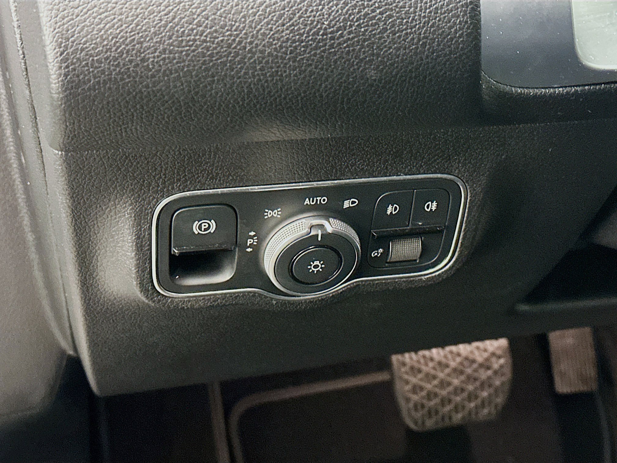 Used 2025 Mercedes-Benz GLB 250 4MATIC image 17